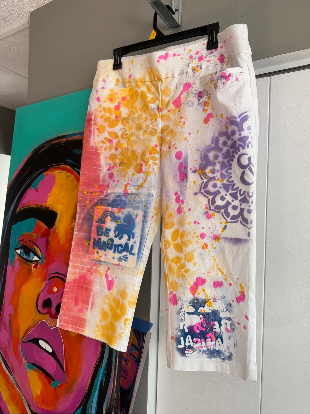 Custom Hand Painted White Capris Size 14 Wearable Artsy - Picture 9 of 13
